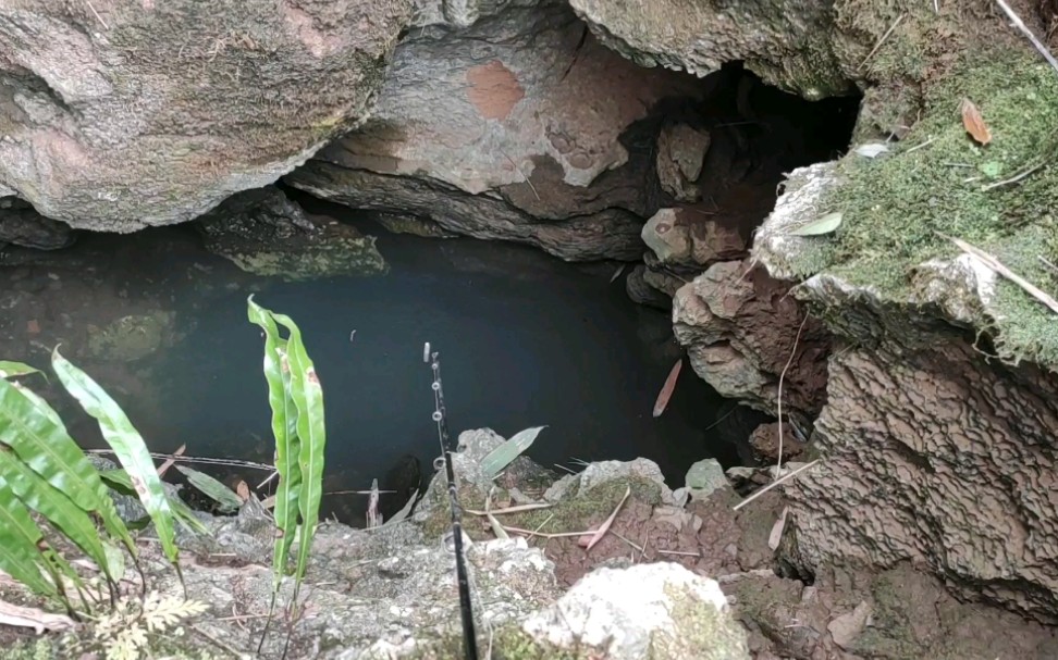 小伙第一次来一个小洞口钓鱼,没想到好货这么多