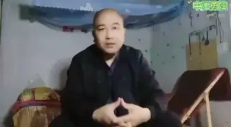 Скачать видео: 又闻小贩用铁片按摩别人背，何苦相煎！摆小摊是穷人最后一条活路！