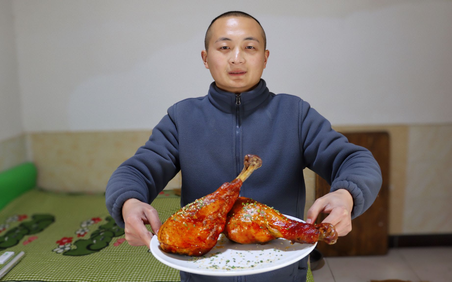 98买2只超大火鸡腿,大冬做烤火鸡腿,皮酥肉紧,好解馋