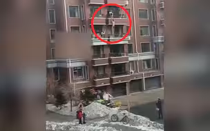 为约会送了命，男子为躲避女友丈夫的攻击，选择爬窗逃走，不慎坠楼