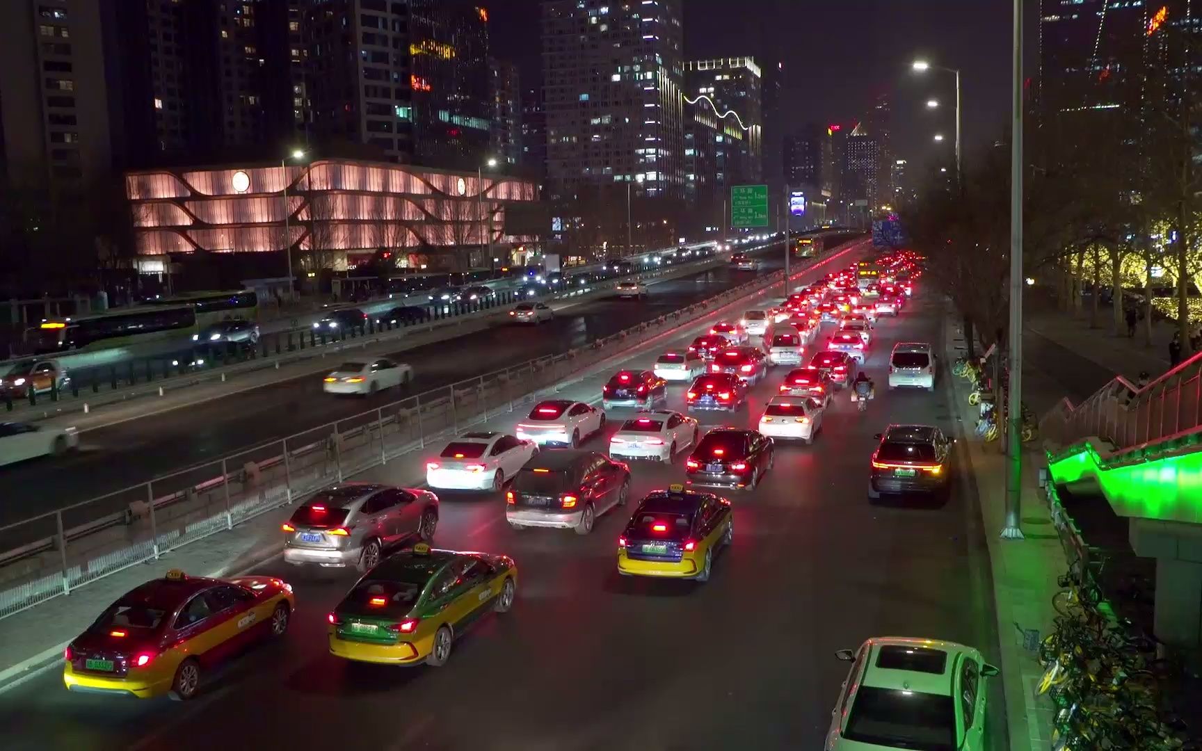 华贸桥上拍摄的2023春节期间北京大望路车流夜景