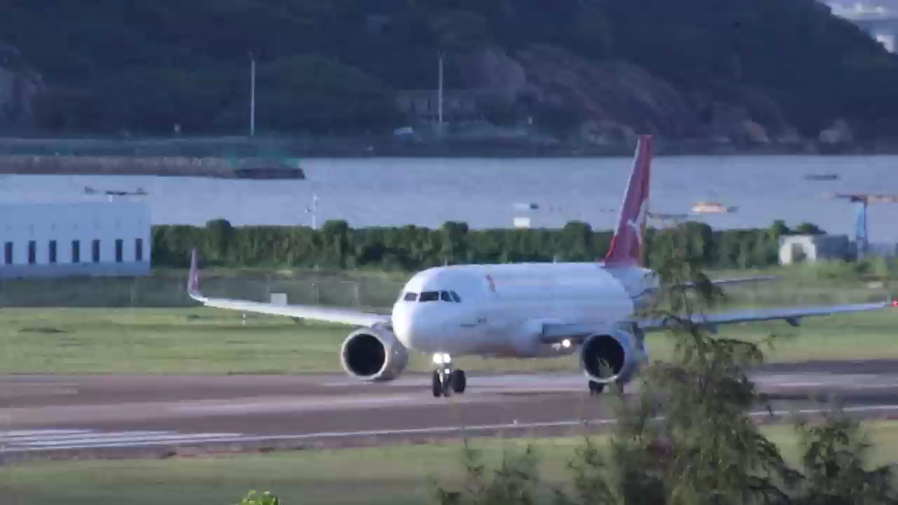 湖南航空a320在珠海金湾机场23号跑道起飞