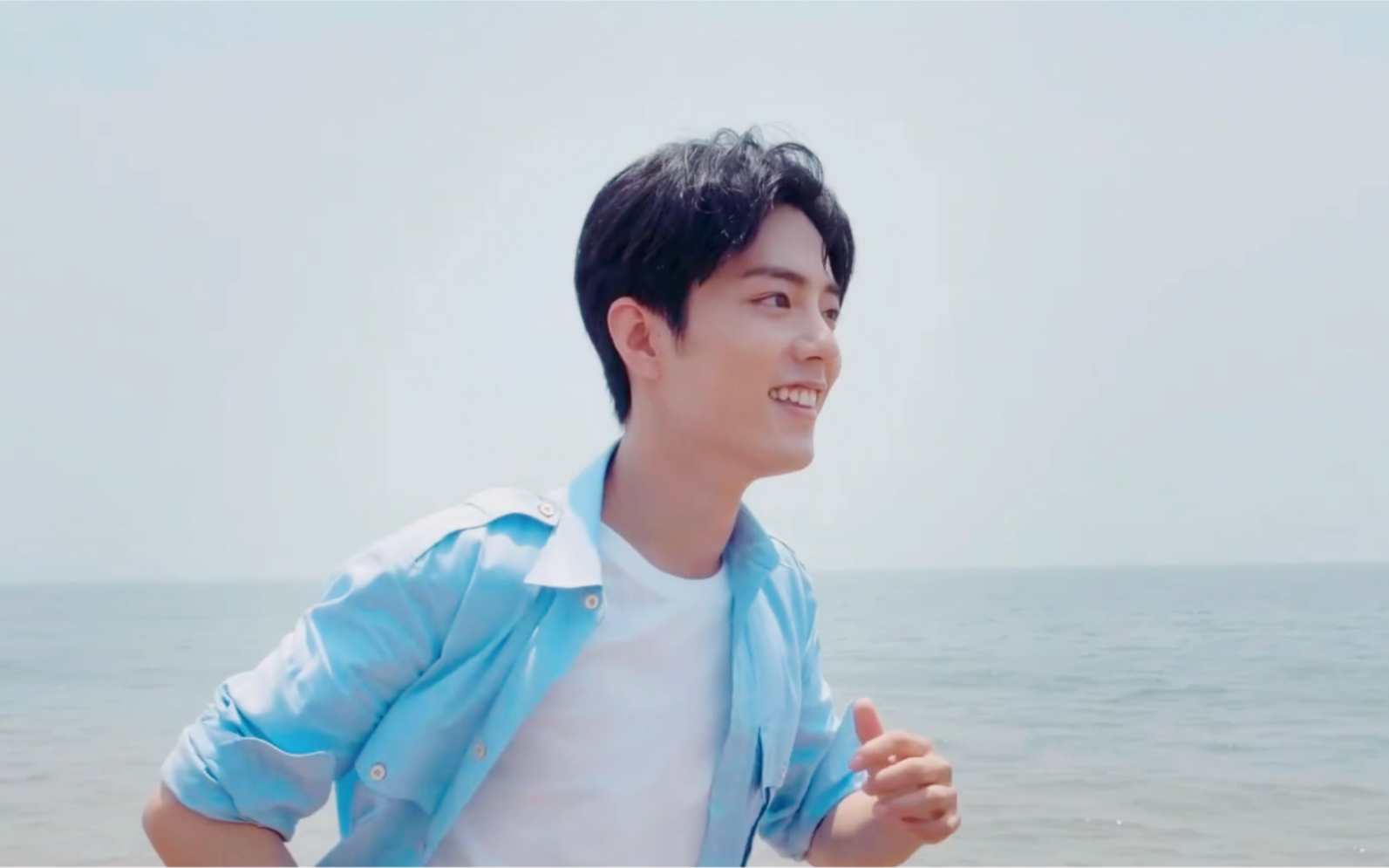 夏天和肖战一起去海边走走吹吹海风,再去游乐园玩玩游戏