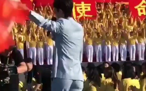 [图]肖战央视“心连心”❤️❤️全程盯着肖战看有和我一样的吗？