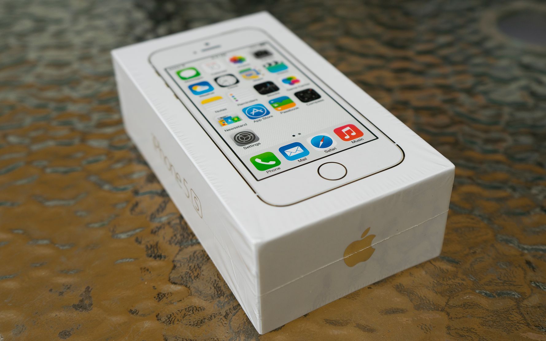 「落落」在2020年开箱全新未拆封 iOS7 的 iPhone5s,和它给我带来的感动