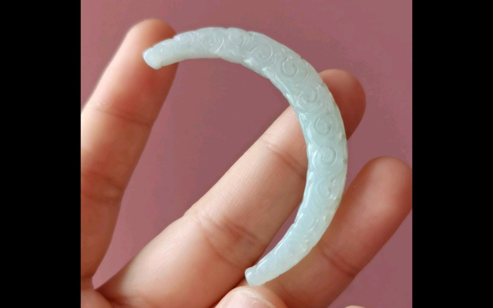 翡翠仿古雕刻半镯月亮