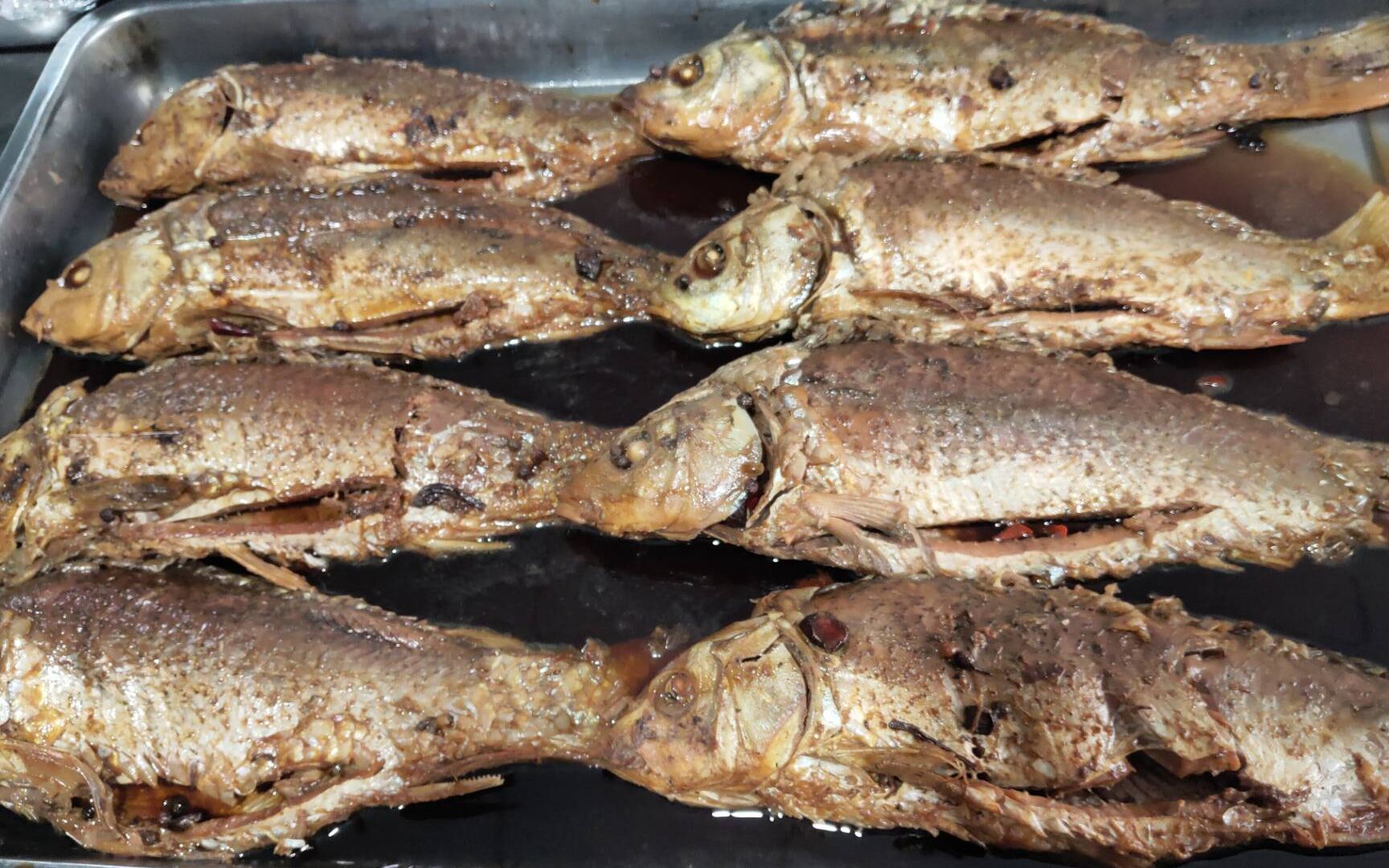 美食之旅来到山东梁山,今天去品尝有百年历史的梁山糟鱼