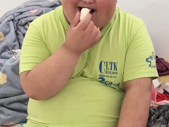 小鸭哥吃点蘸酱香蕉