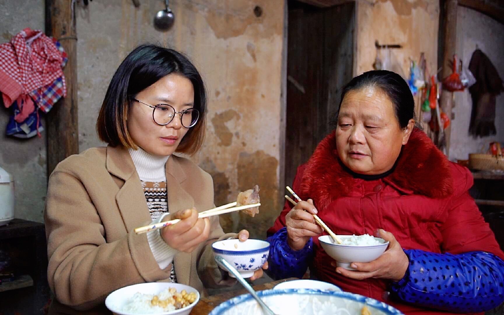 兒媳婦從孃家回來,婆婆急忙出門買菜,看農村婆婆給兒媳做啥吃的