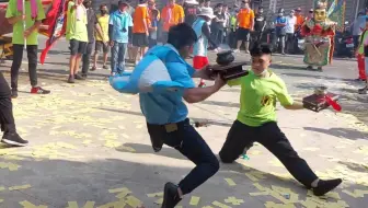 两位净炉手互相参礼，还给斗上了，动作都挺帅的
