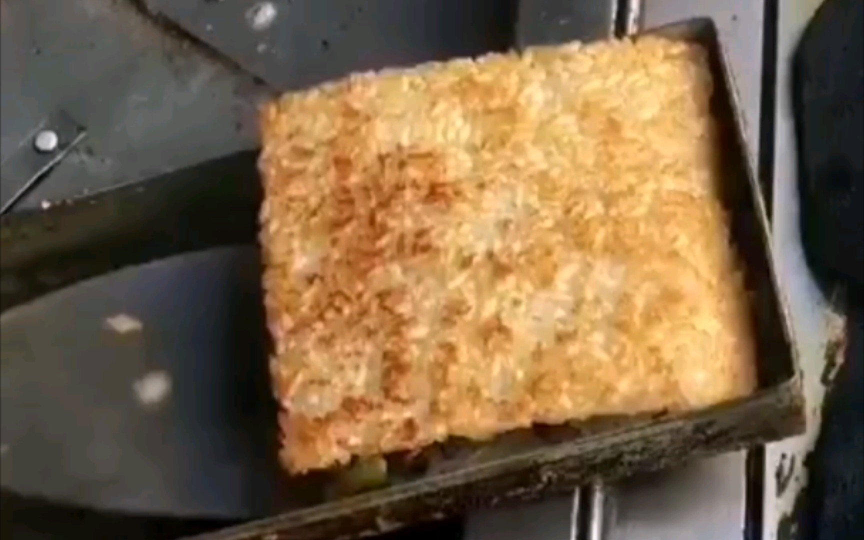 湘西最具代表的风味小吃现烤锅巴饭