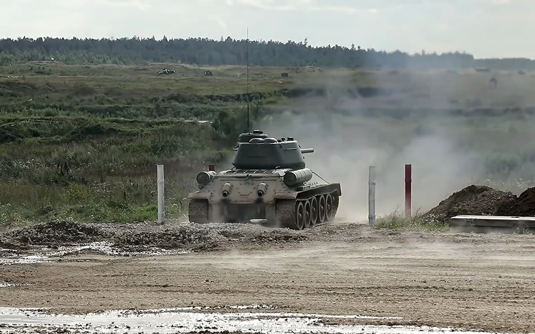 二战传奇坦克 t34-85型坦克坦克实弹开火瞬间