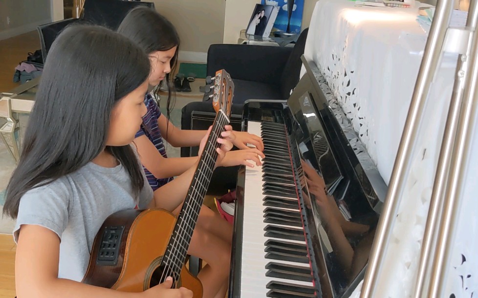 【play that song】两个9岁女孩的钢琴吉他合奏_哔哩哔哩_bilibili