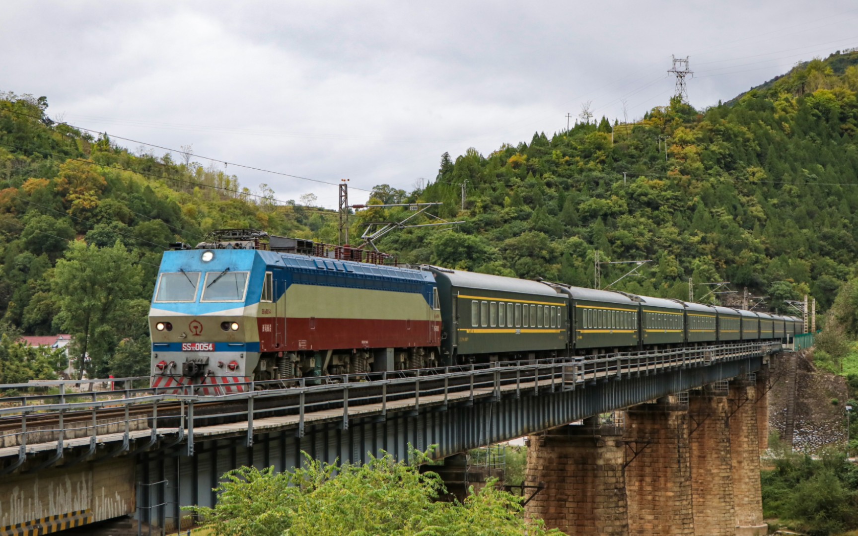 【宝成铁路】西局西段ss7d-0054牵引k545次(哈尔滨西——成都西)接近