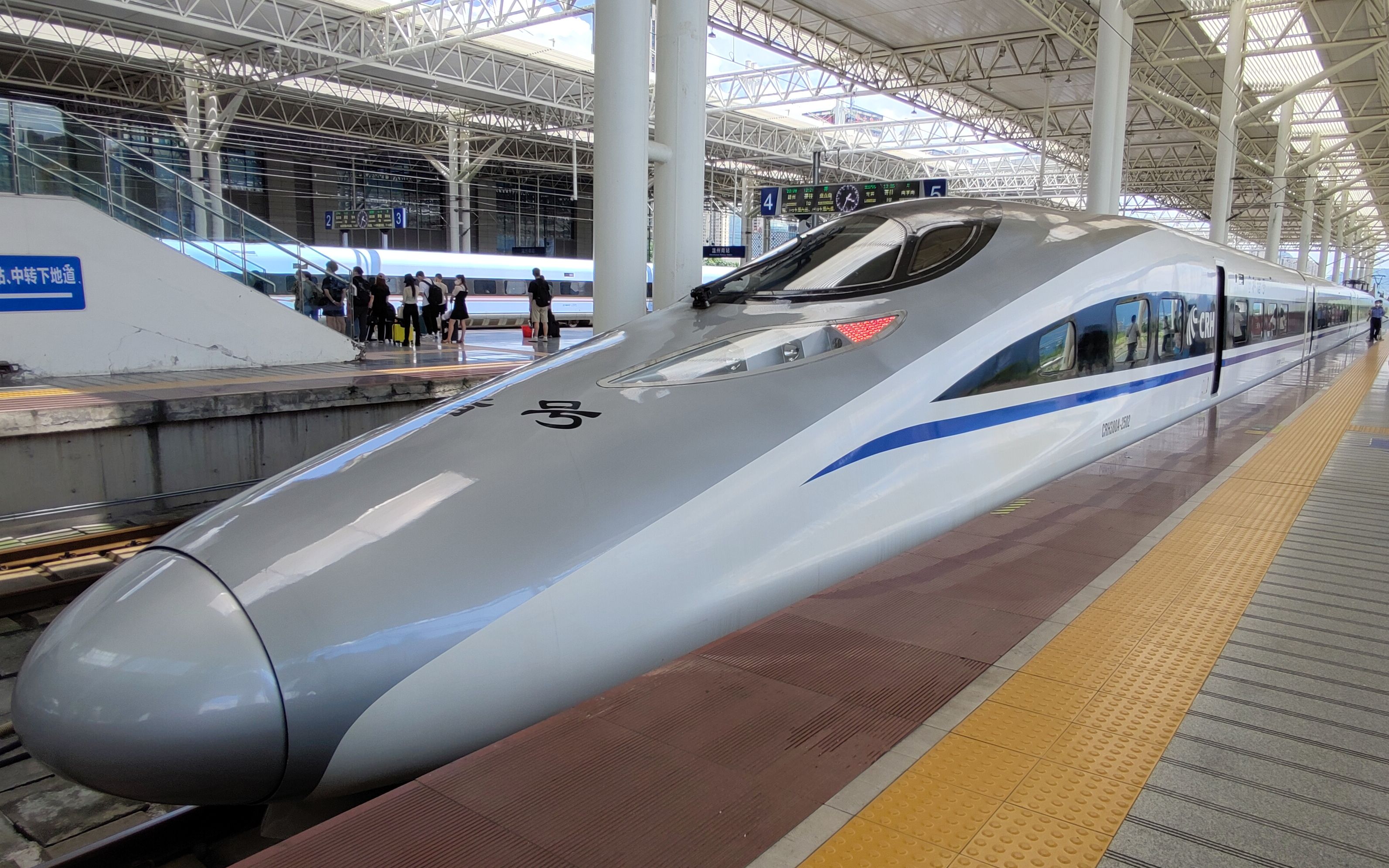 白色行李箱的旅客可以出站了!和谐号 crh380a-2502 临海站出站