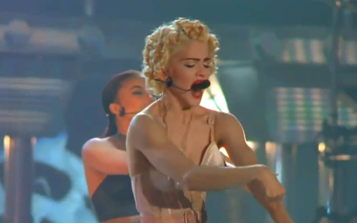 [图]【超清Iconic现场】Madonna - Express Yourself (Live 1990 Blond Ambition Tour)