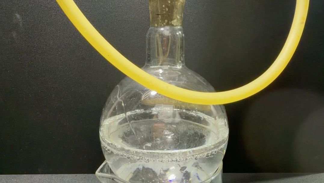 “如何使用加油站燃料制作香香软软的菠萝味冰棍”