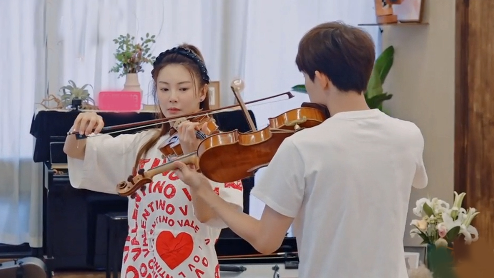 甜到齁!李柄熹手把手教张雨绮拉小提琴,眼神中的宠溺溢出屏幕
