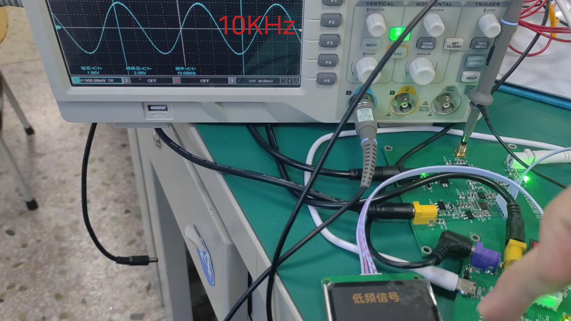 低频信号发生器输出范围0～10mhz,误差不大于1hz