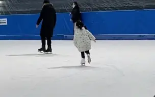 Скачать видео: 小女孩滑冰似走路 成为人群中最亮的崽