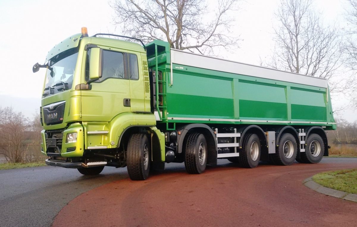 曼恩man tgs 10x10全拖车去拉货,却发现是一辆半拖挂