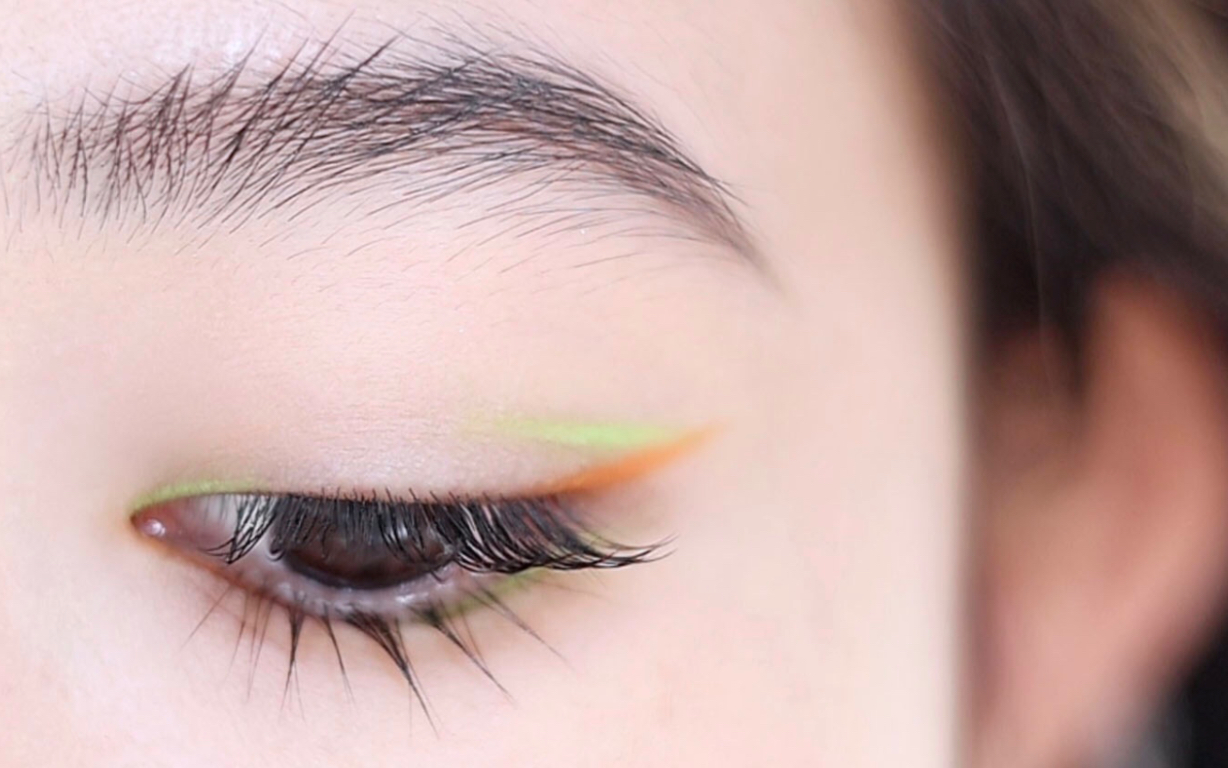 多巴胺撞色小倒钩眼线 荧光色音乐节妆容 无眼影眼妆