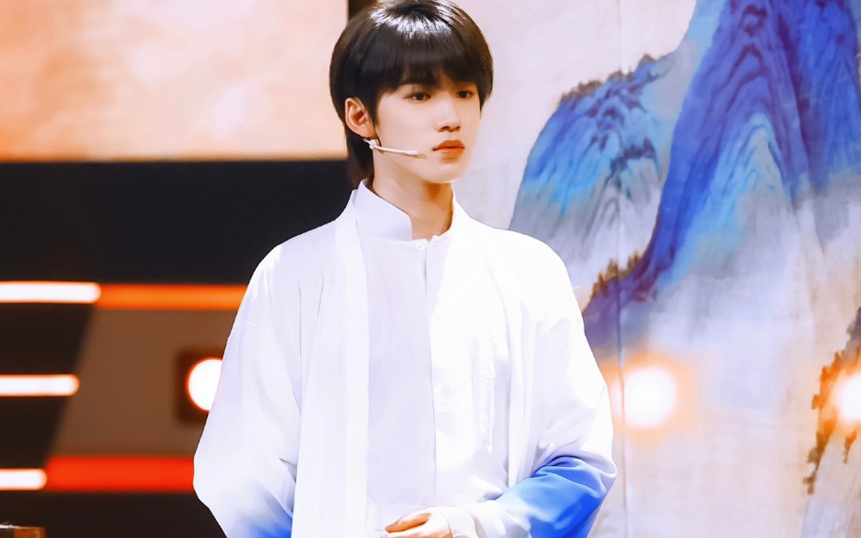 宋亚轩演绎兰花草 绝美国风舞台