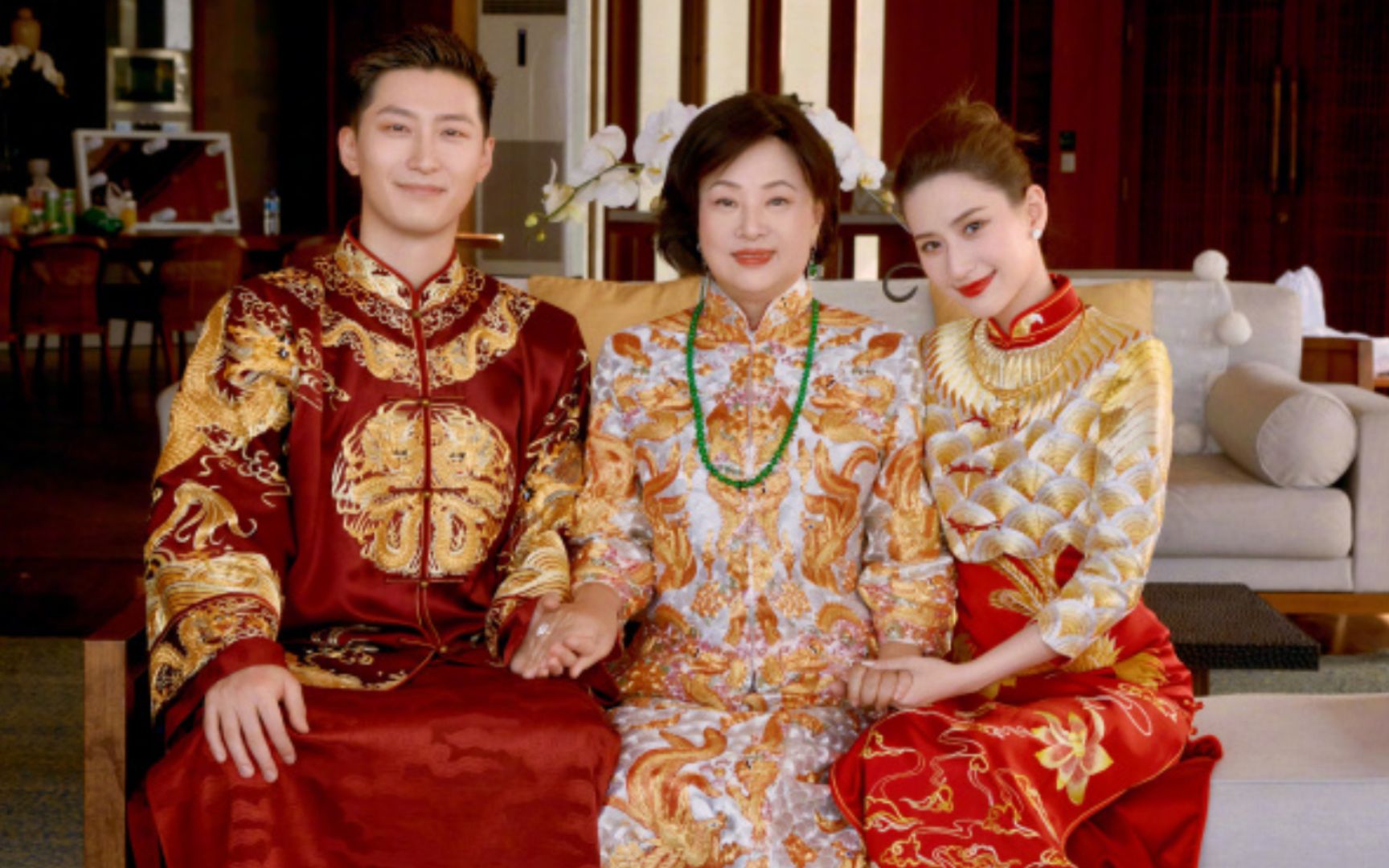 窦骁何超莲终于结婚了,穿中式礼服真喜庆,全家福照片好温馨