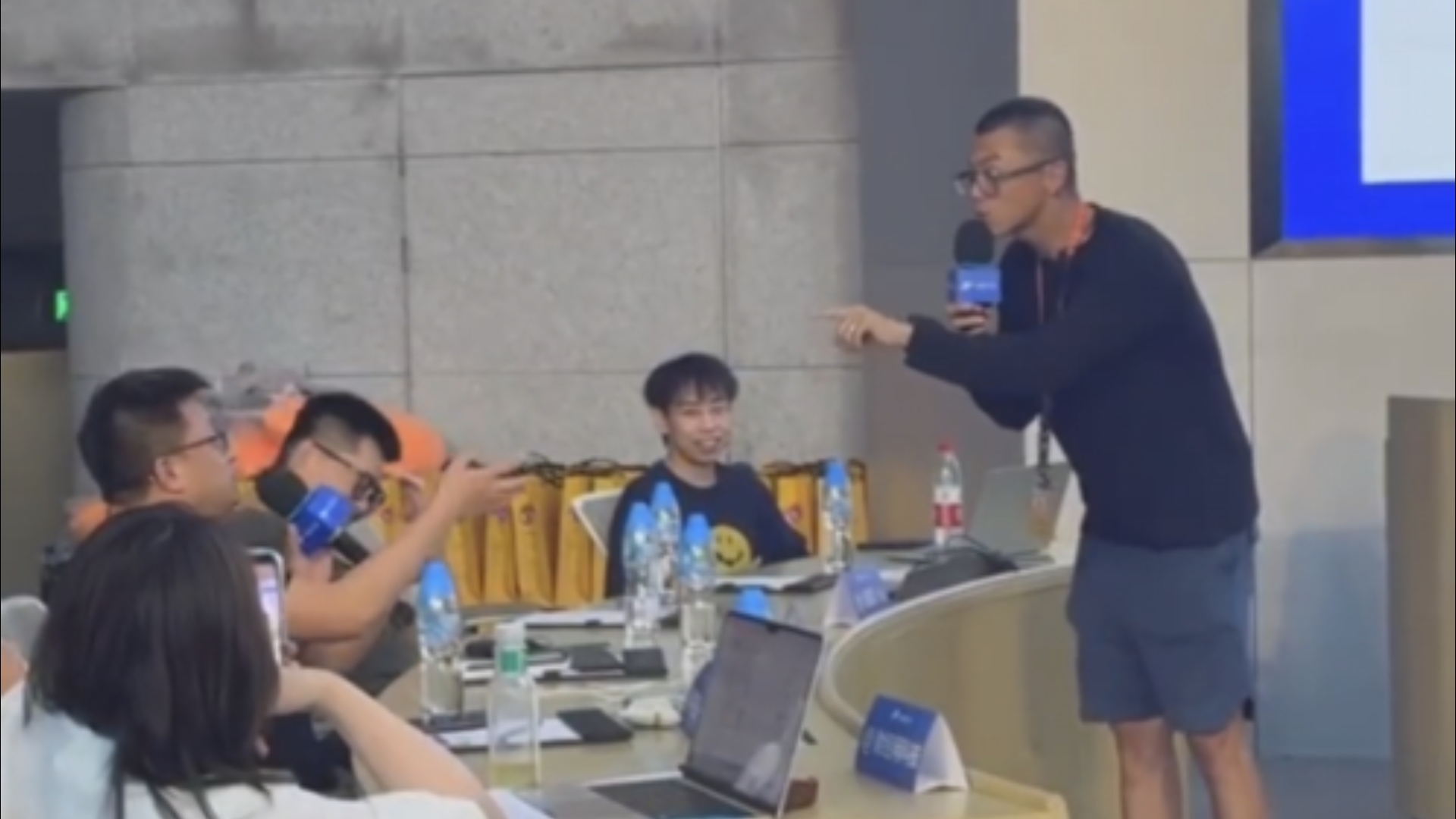 这哥们牛逼，直接把陈震怼得破大防哈哈哈
