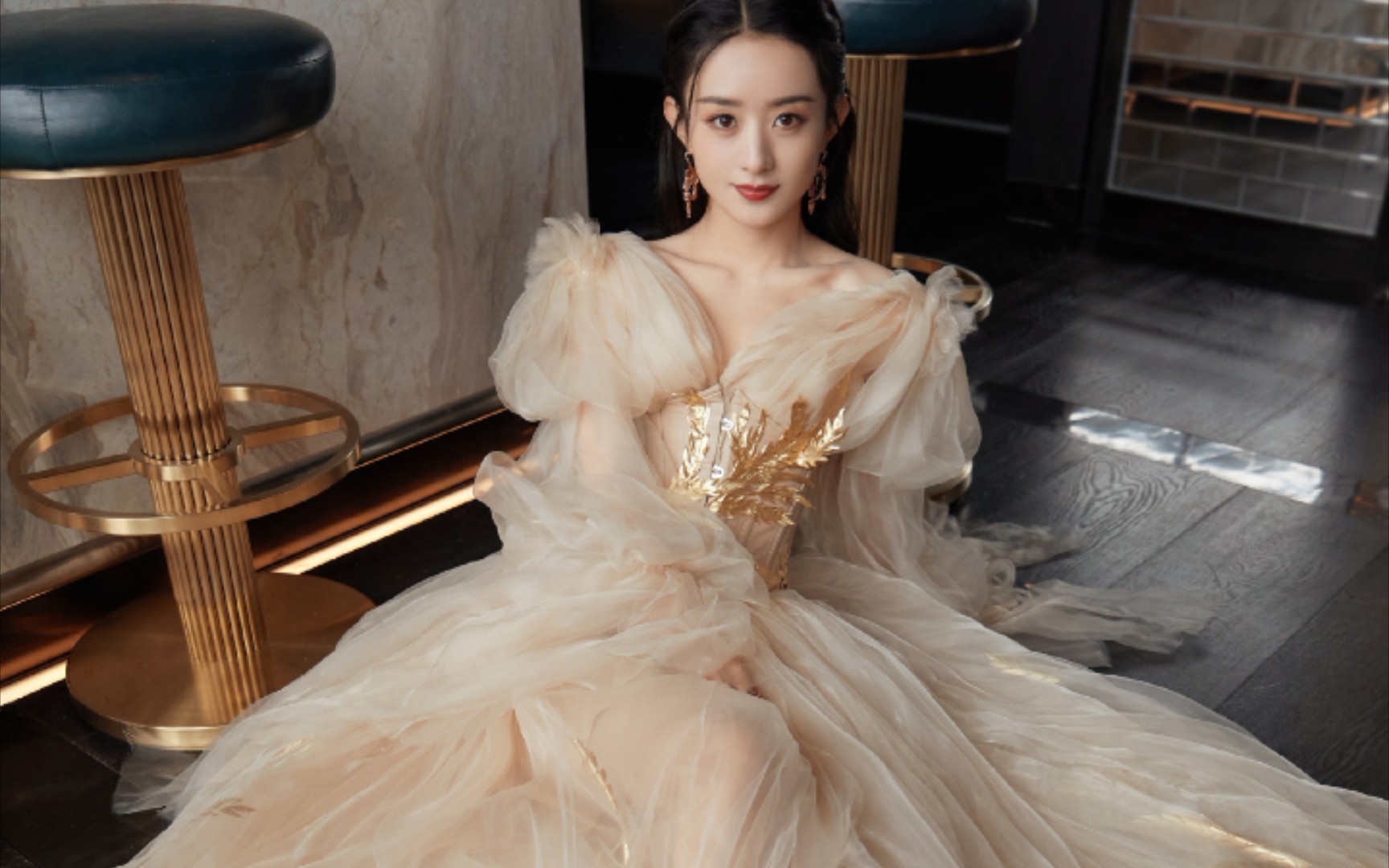 【赵丽颖】仙女降落人间,一身国产高定,诠释优美典雅,人美衣美,相得