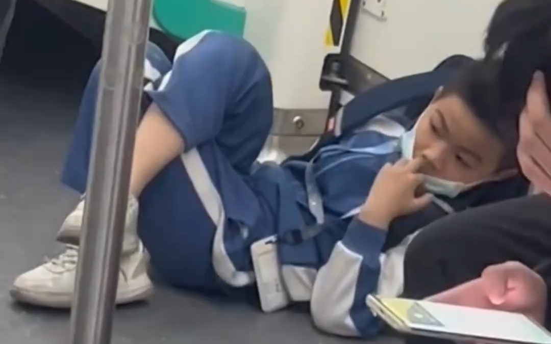 最"潇洒"的小学生,男孩翘着二郎腿躺在地铁上