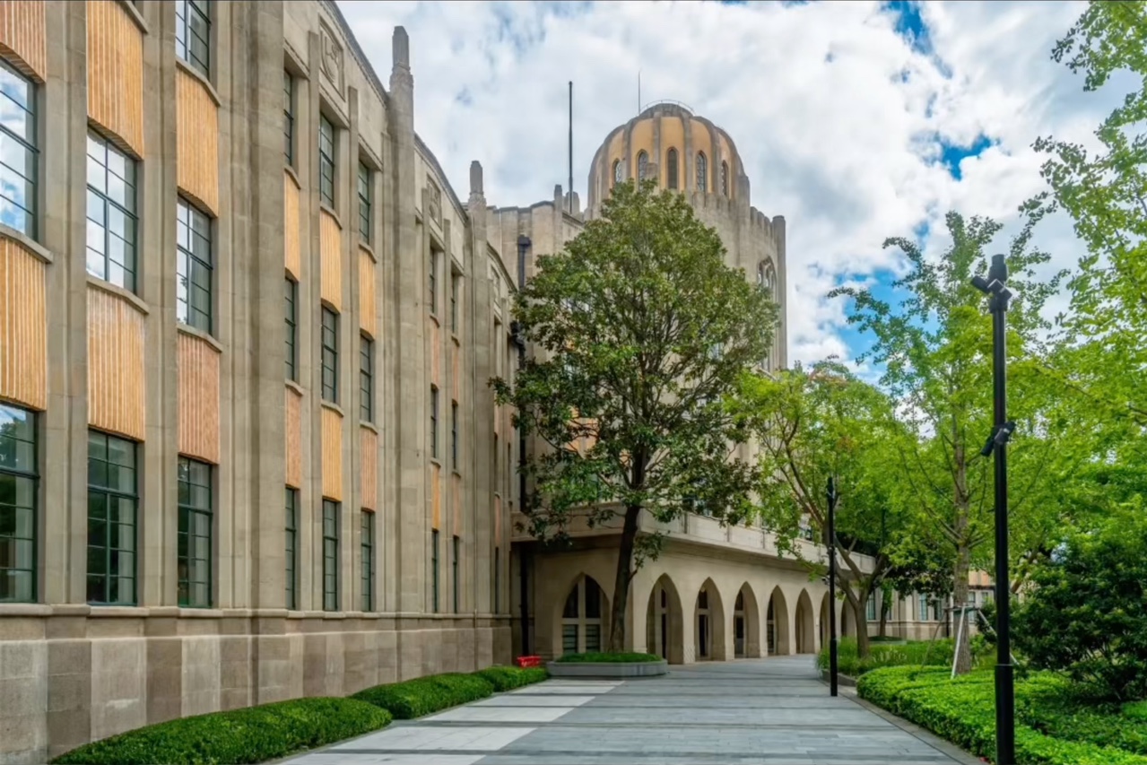 英国哥特风x装饰艺术风格“雷土德工学院”德和洋行设计,钢筋混凝士结构,1934年竣工.装饰艺术派风格.#尼康 #摄影 #上海建筑之美 #视觉艺术哔哩哔...