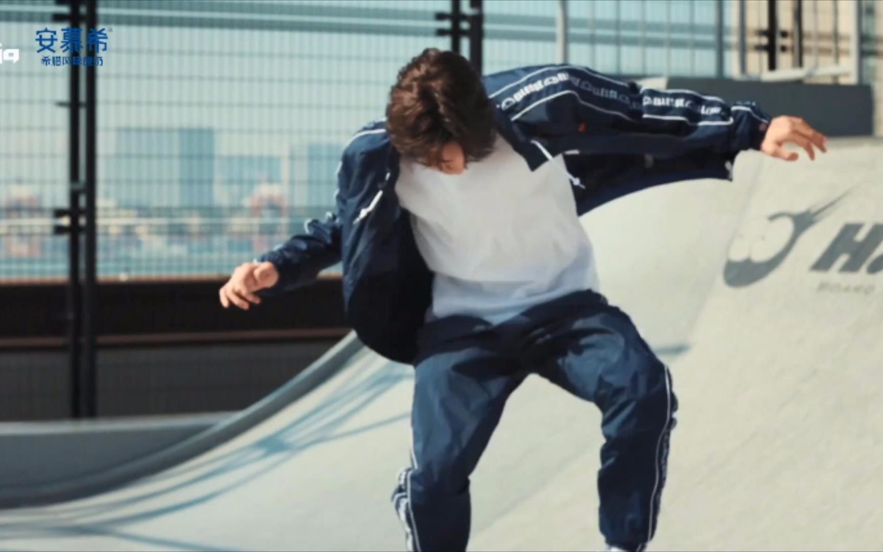 会玩滑板的男生有多帅让王一博带你见识一下风一样的男子