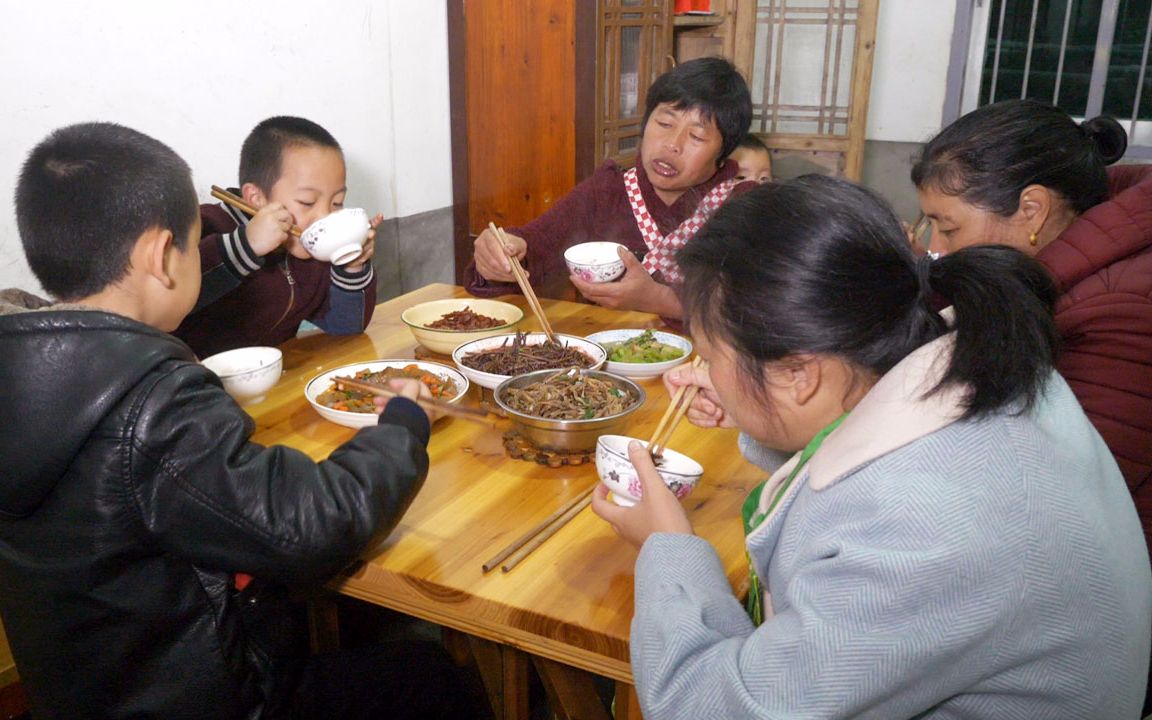 农村媳妇摘回来的新鲜蕨菜,大铁锅一炒,味道很不错哔哩哔哩bilibili