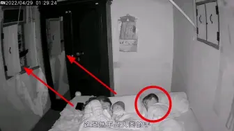 Download Video: 记住晚上千万不要开门窗睡觉，小心外面的黑影找上门，它会把你拖去吃了！