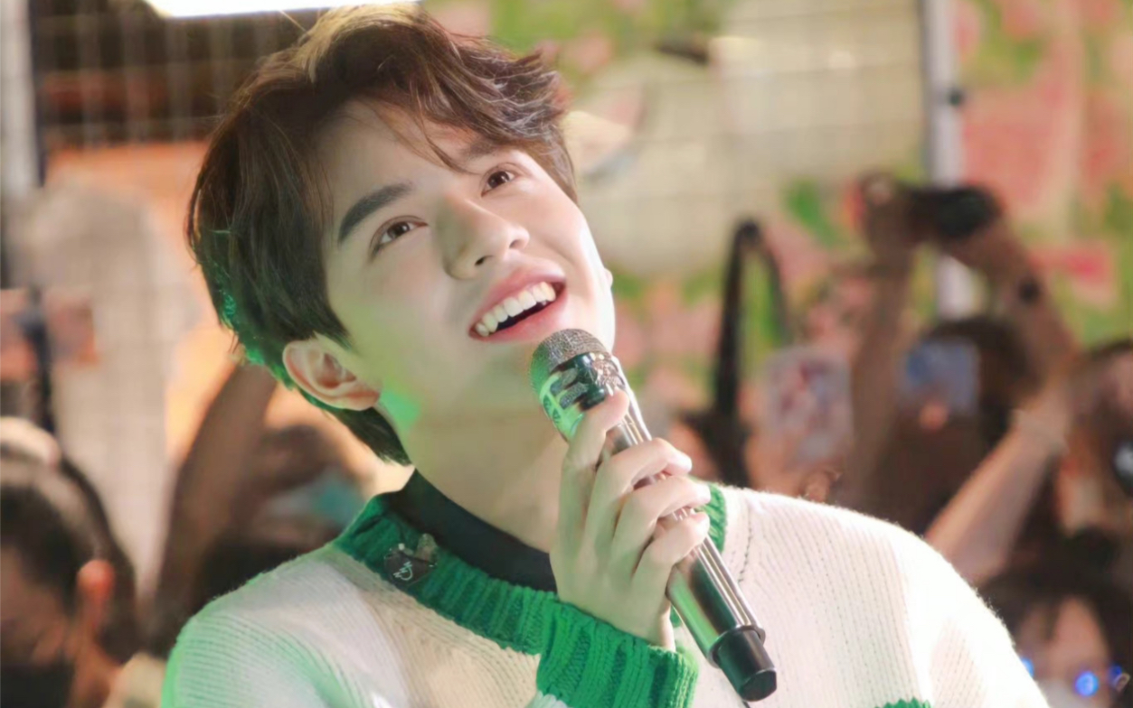 好甜美一男的!难怪陈饼把持不住!