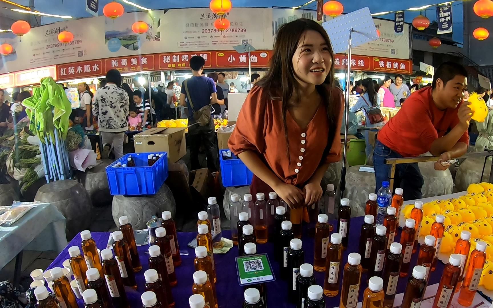 实拍云南玉溪淘宝街,街上都是美食,晚上吃货真多!