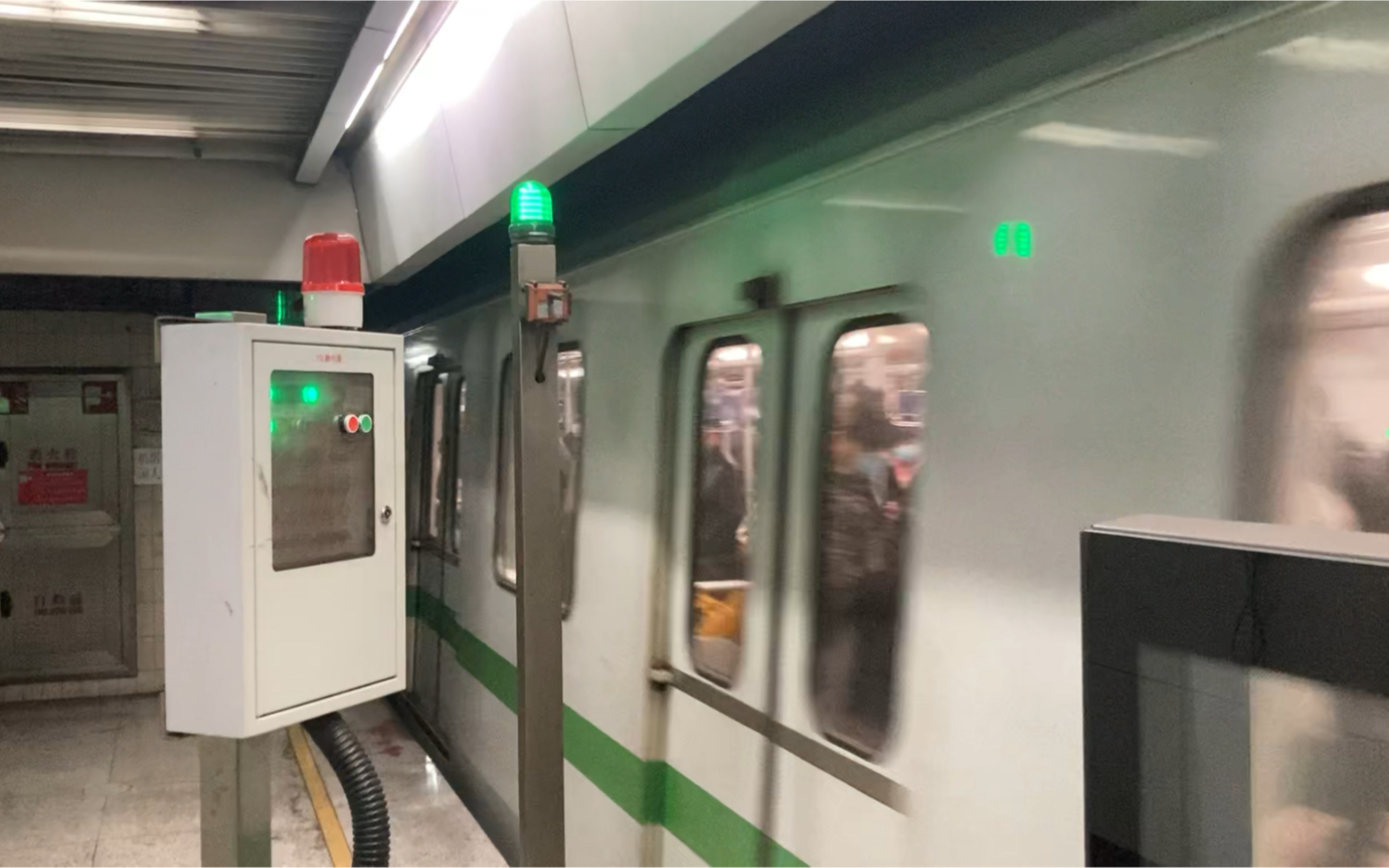 「地铁随拍」上海地铁 二号线 西瓜206关门&出站