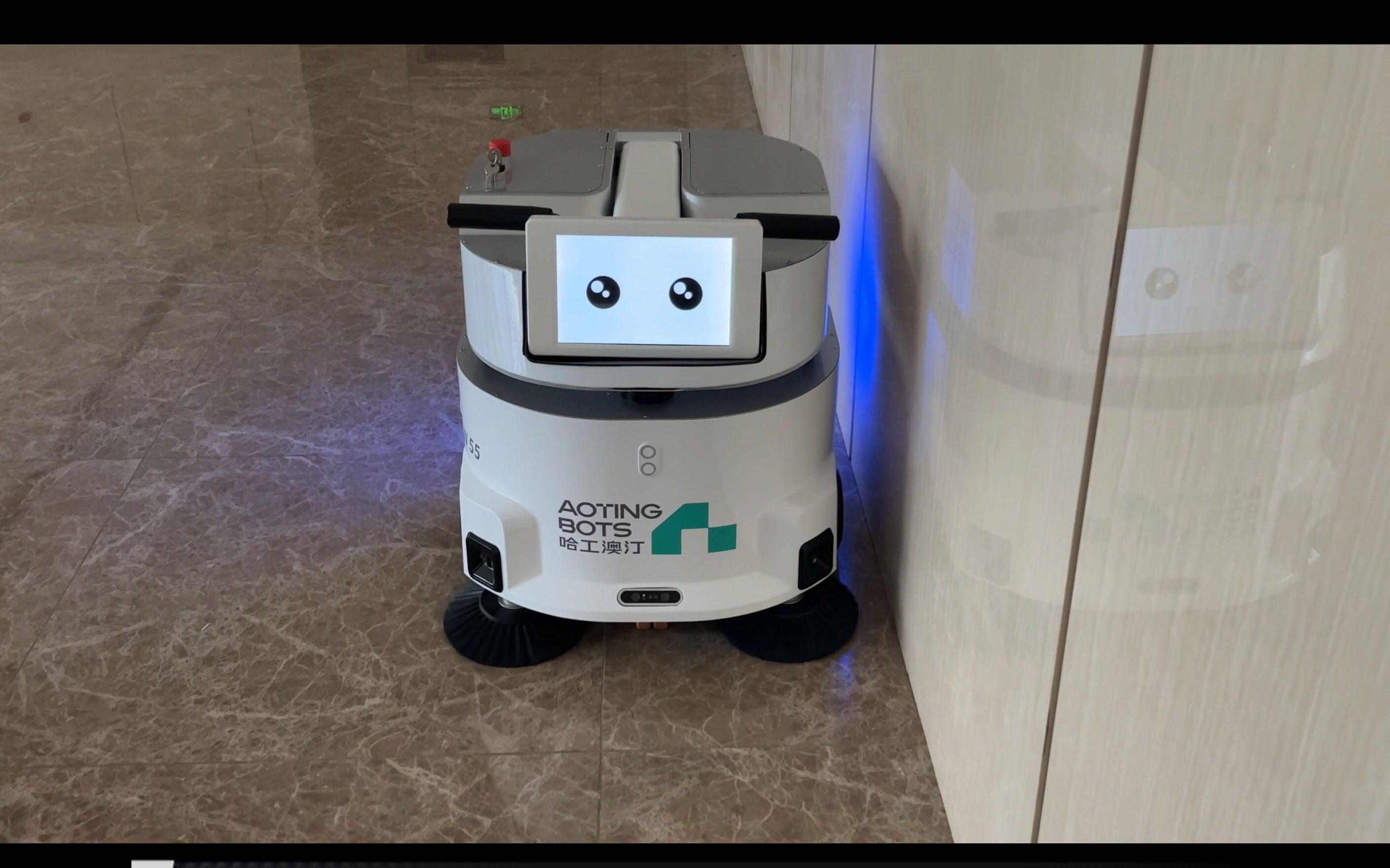 哈工澳汀sw55擦地扫地吸尘一体无水商用清洁机器人