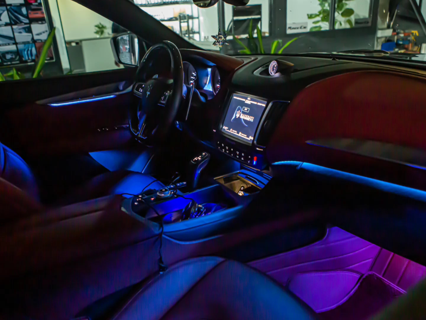 玛莎拉蒂levante改装多色氛围灯,浪漫感莱万特也可以有