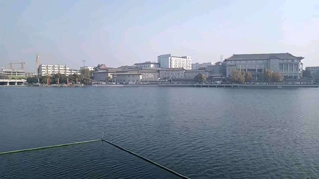 实拍开封包公湖畔的景色.