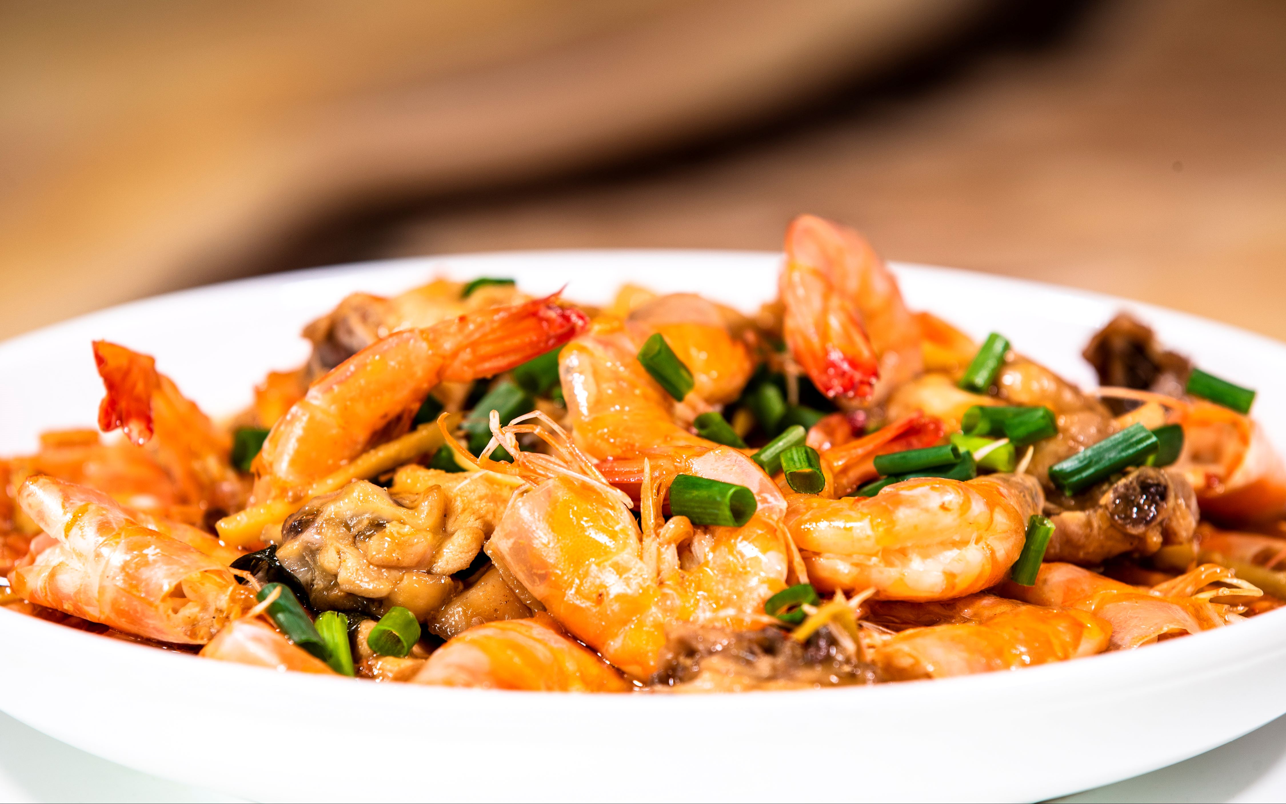 清蒸鸡肉做法简单,加海虾一起蒸味道鲜香无比,下酒下饭都适合哦!