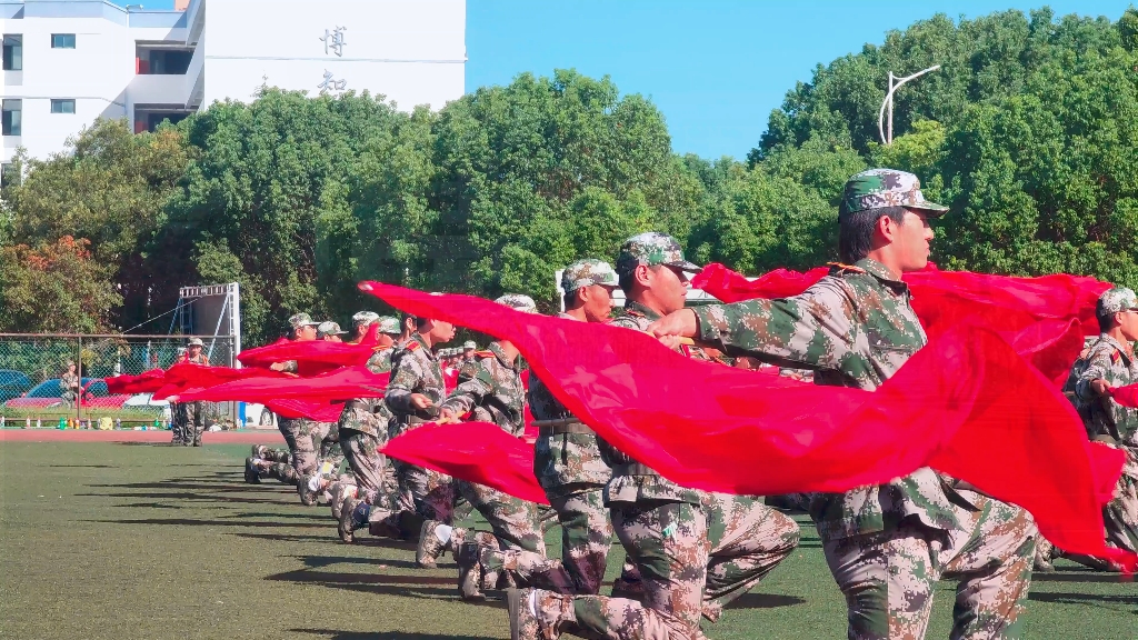 [图]再现军训汇演精彩瞬间