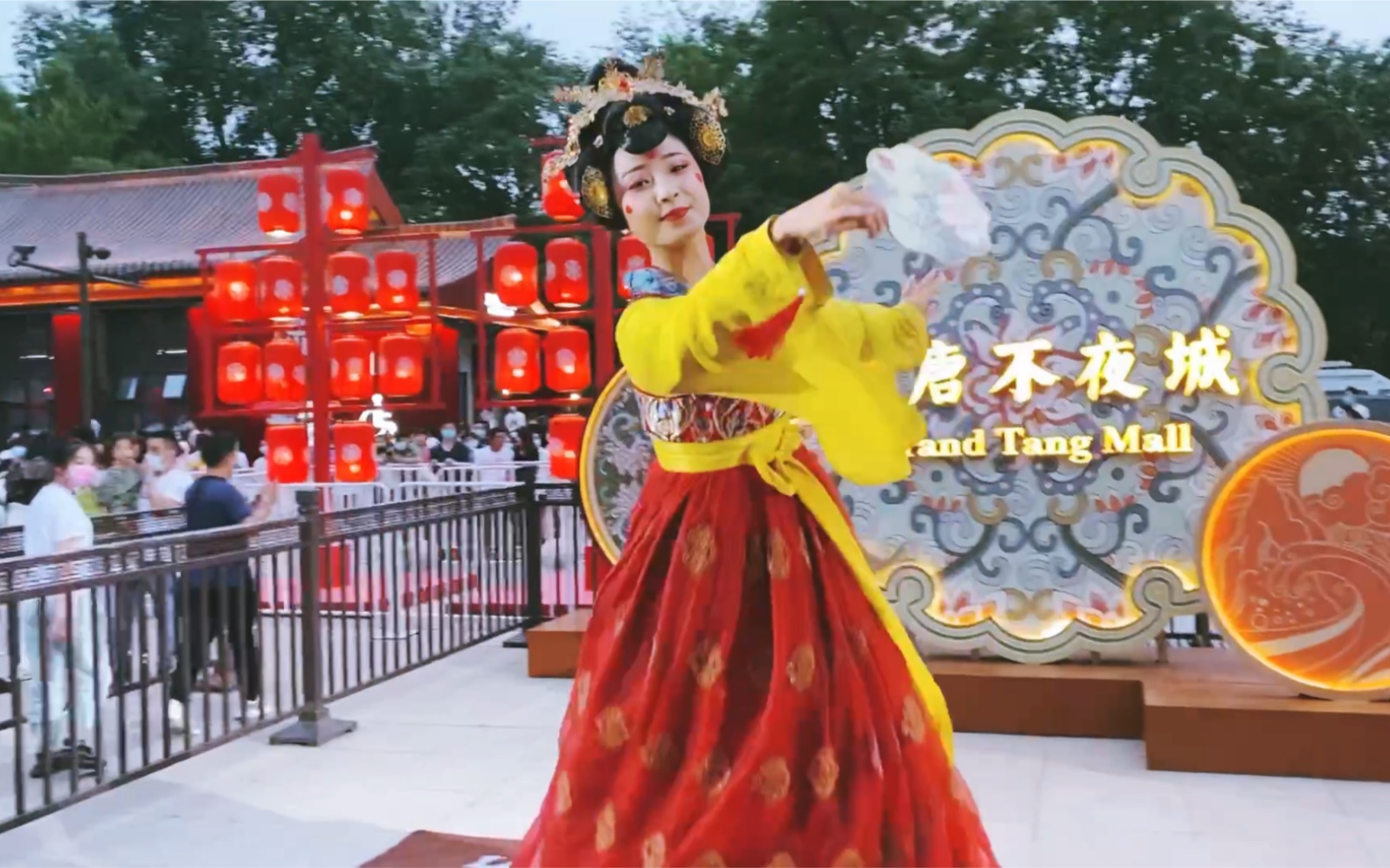 大唐不夜城不倒翁小姐姐