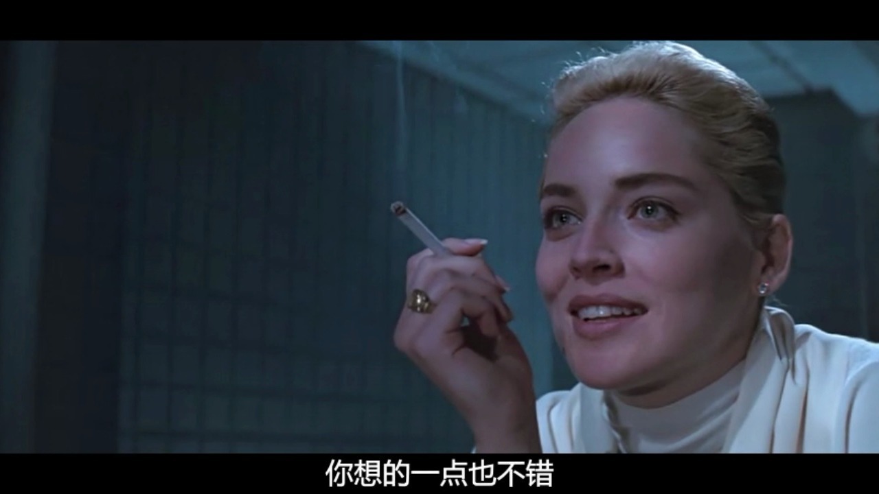 1992年电影本能最出名的一段:审讯室里一群男人和一个女人,明明应该占