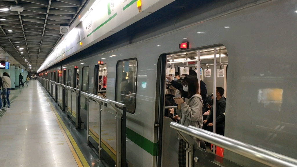 上海地铁2号线站台图片
