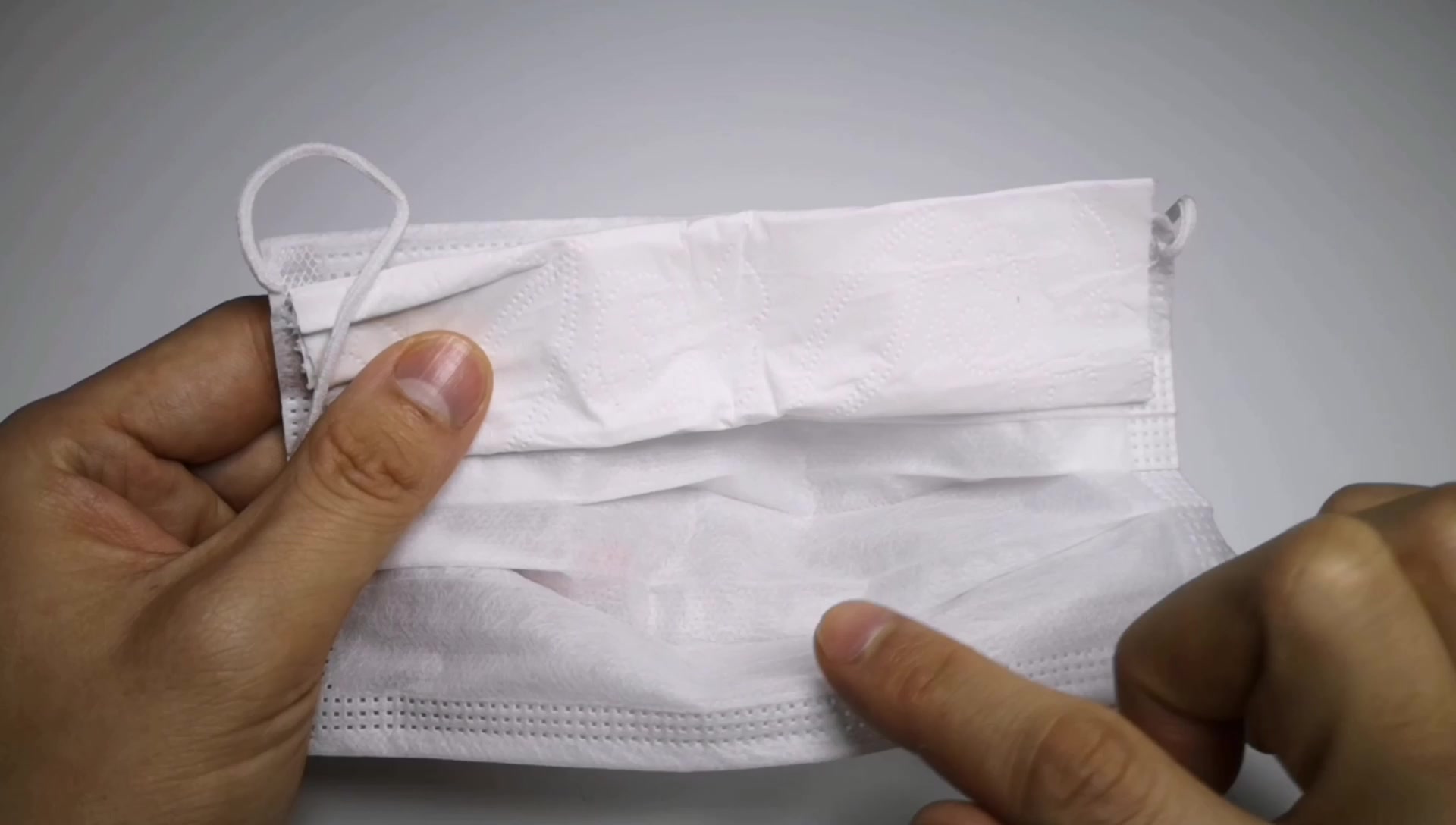 戴口罩时记得在里面放一张纸巾,眼镜戴一整天也不会起雾,太棒了_哔哩