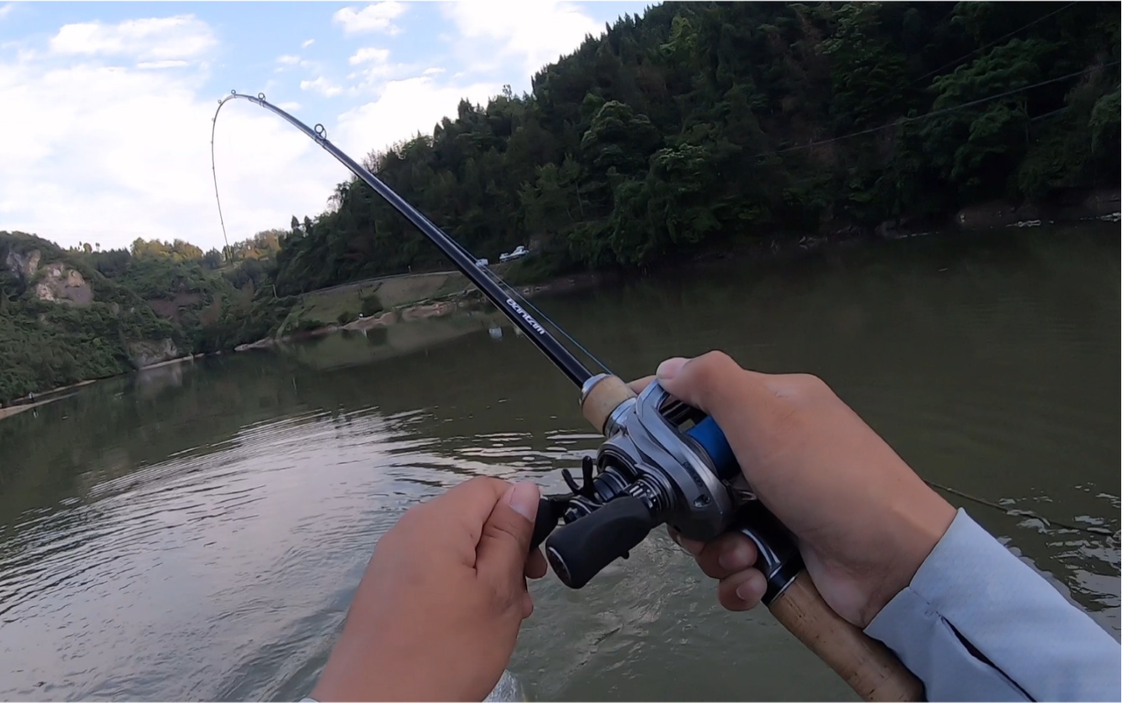 路亚红尾的圣地,早上红尾打连杆,下午钓了几条不速之客,这个位置需要