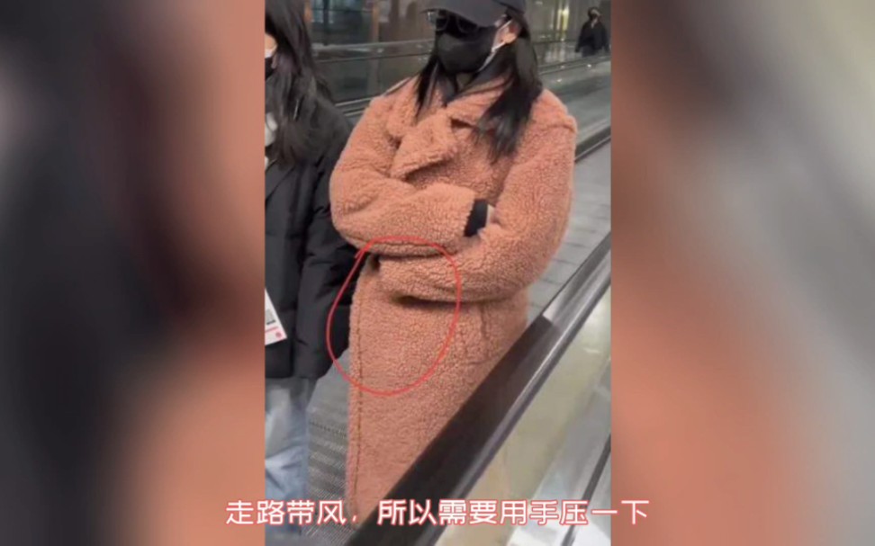 热巴怀孕风波后续，在机场被拍遮遮掩掩回避镜头，小腹微微隆起