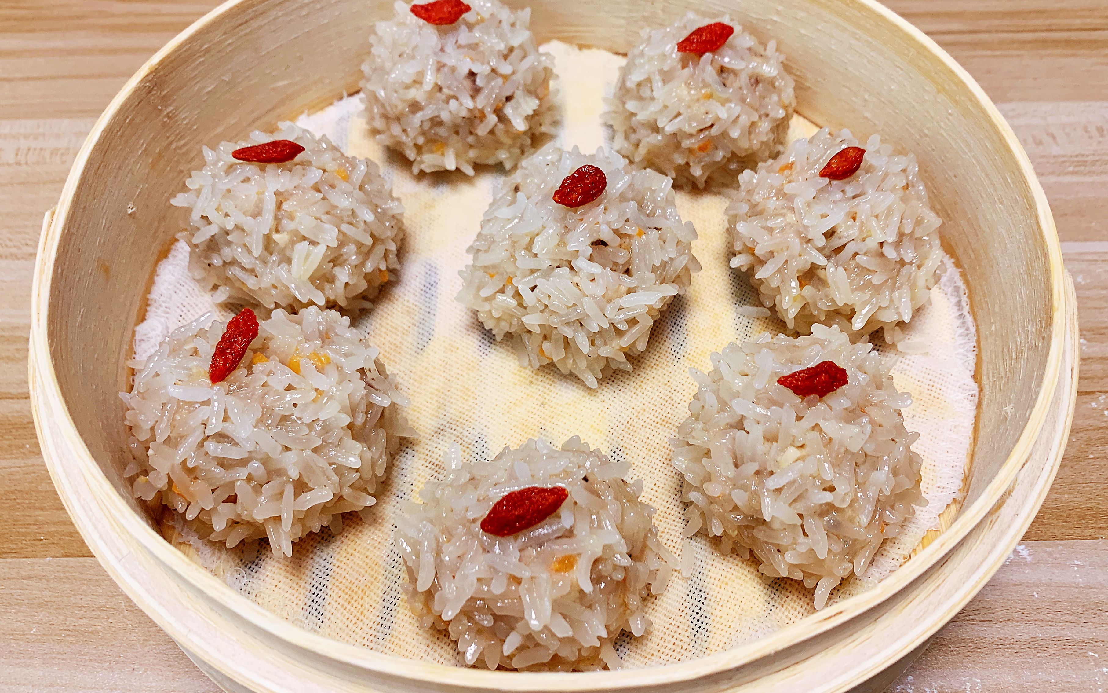 糯米丸子怎么做好吃?试试这个家常做法,软嫩鲜香,味道超棒